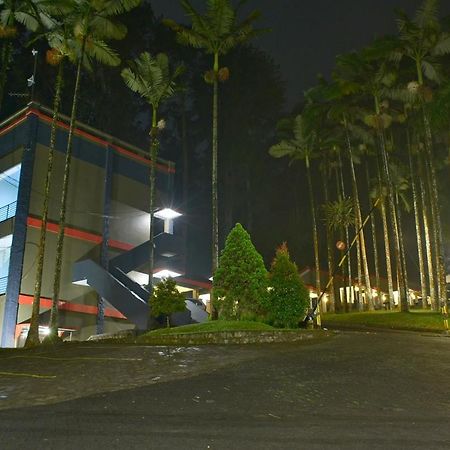 Surya Hotel & Resort Baturraden Exteriör bild