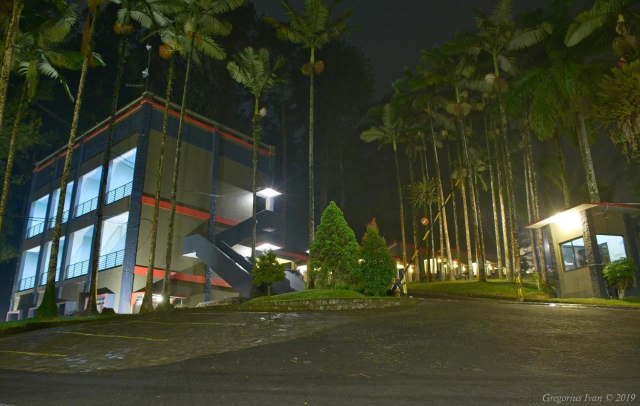 Surya Hotel & Resort Baturraden Exteriör bild
