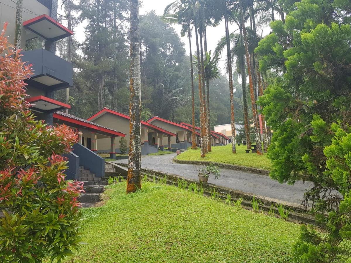Surya Hotel & Resort Baturraden Exteriör bild