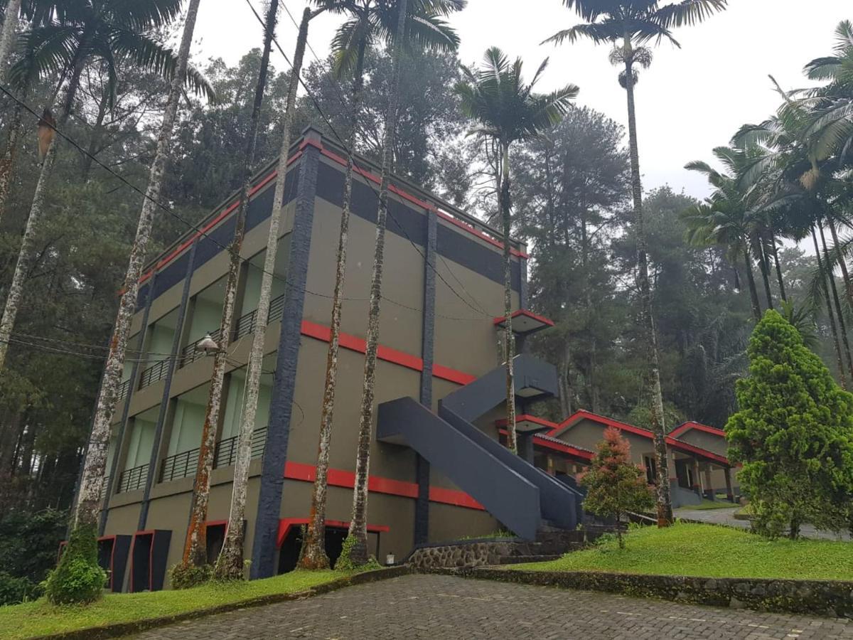 Surya Hotel & Resort Baturraden Exteriör bild