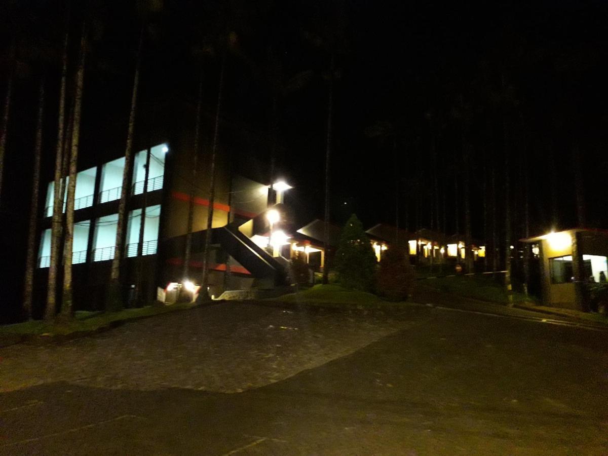Surya Hotel & Resort Baturraden Exteriör bild