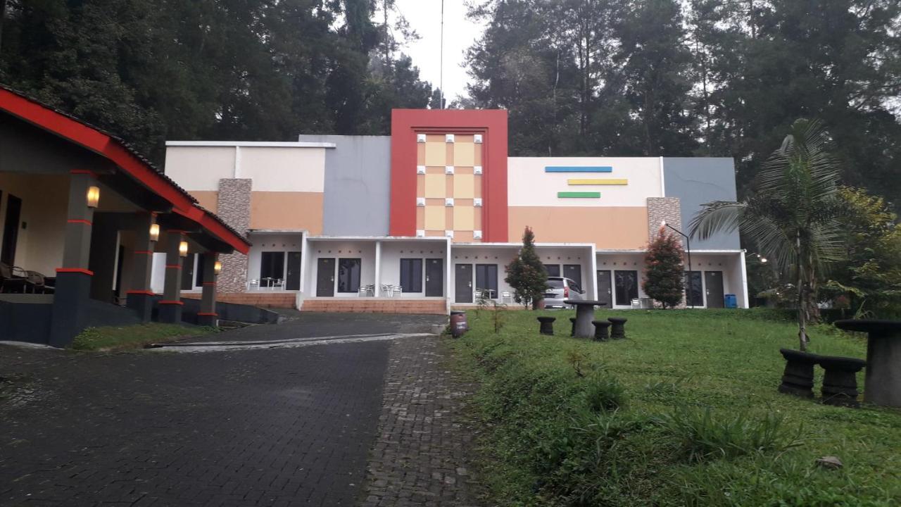 Surya Hotel & Resort Baturraden Exteriör bild